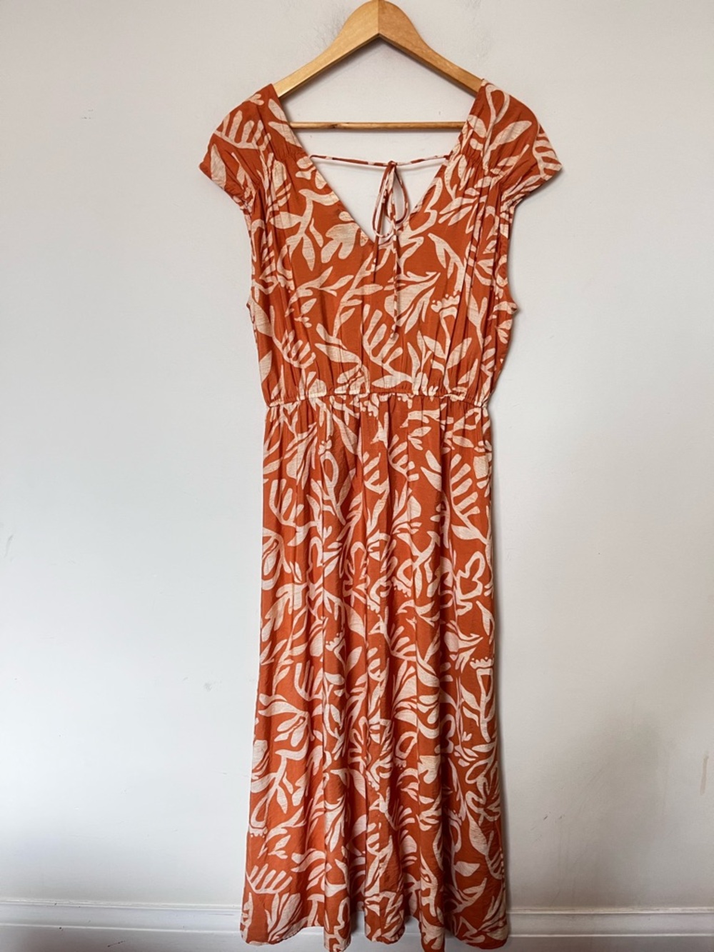 Women's V-Neck Orange Leaf Print Midi Dress - Picture 7 of 9
